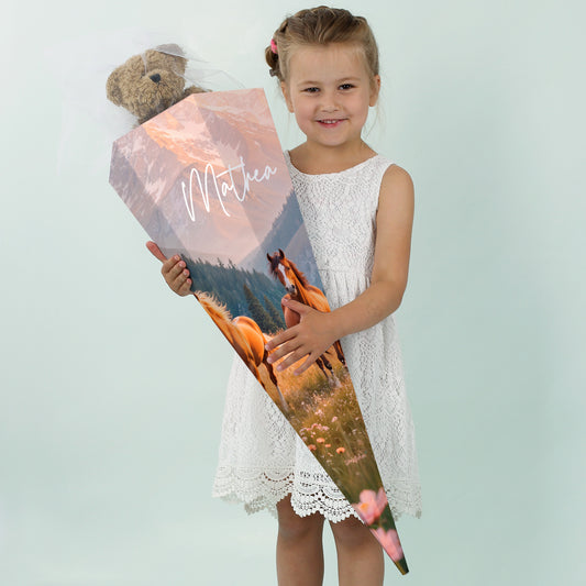 Kind hält große Zuckertüte mit Wildpferden und eigenem Namen