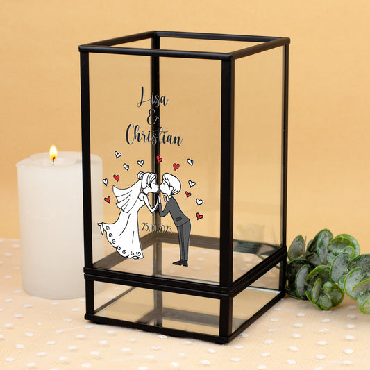 Personalisiertes Hochzeits-Windlicht mit Brautpaar-Motiv, Namen und Datum, dekoriert mit Kerze und Eukalyptus