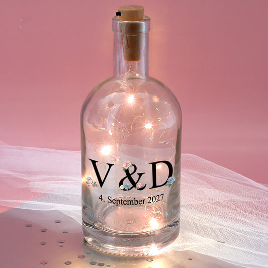LED-Karaffe mit Initialen V & D, floralen Details und Datum 4. September 2027, leuchtend auf rosa Hintergrund