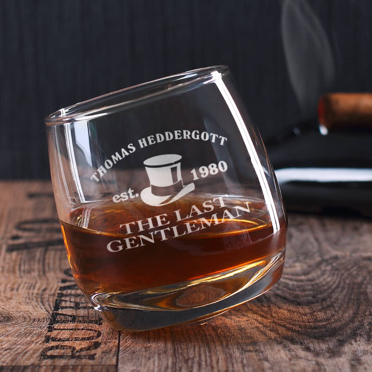 Schiefes Whiskyglas für Gentlemen mit Gravur des namens und eines Wunschjahres –