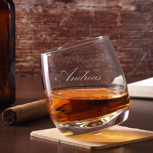 schräg stehender Whisky-Tumbler mit waagerechter Gravur Ihres Wunschnamens
