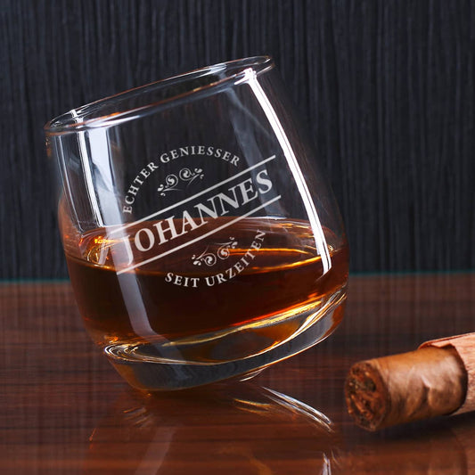schräg stehendes im Kreis taumelndes Whiskyglas mit gravur Ihres Namens