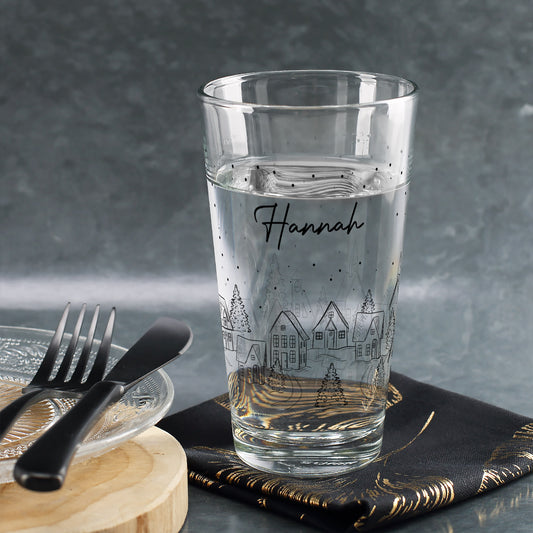 Personalisiertes Trinkglas mit Winterstadt-Design und Name Hannah – festliche Tischdeko zu Weihnachten.