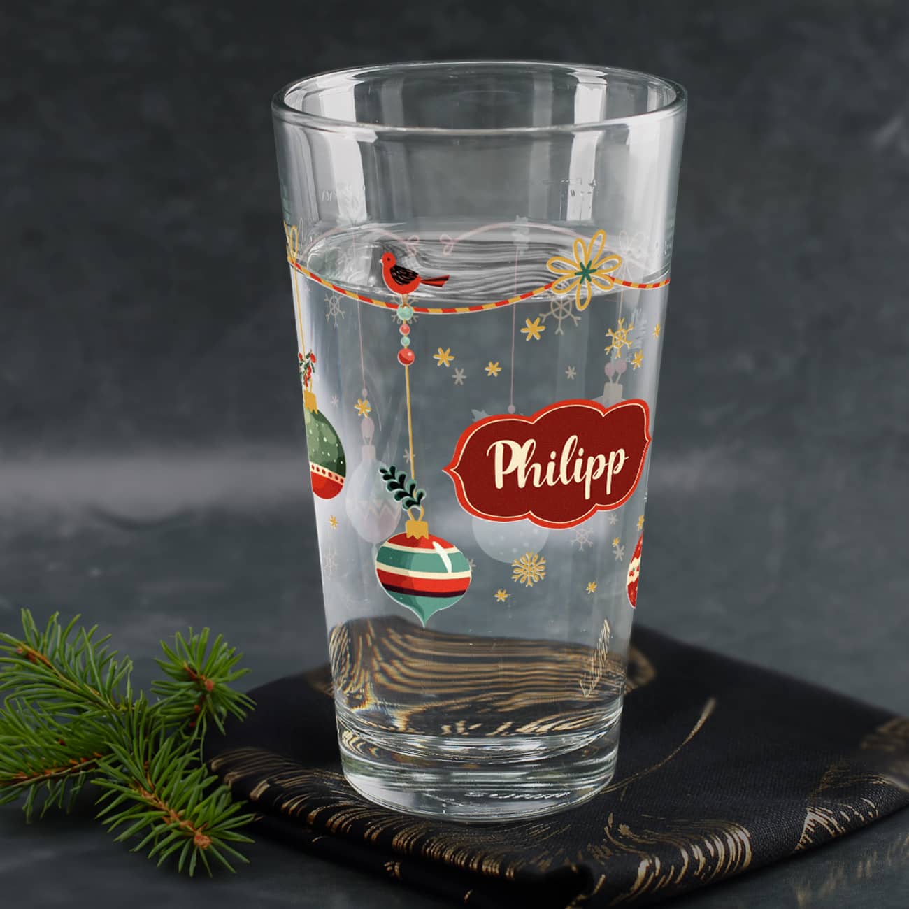 Trinkglas mit Weihnachtskugeln und Name –