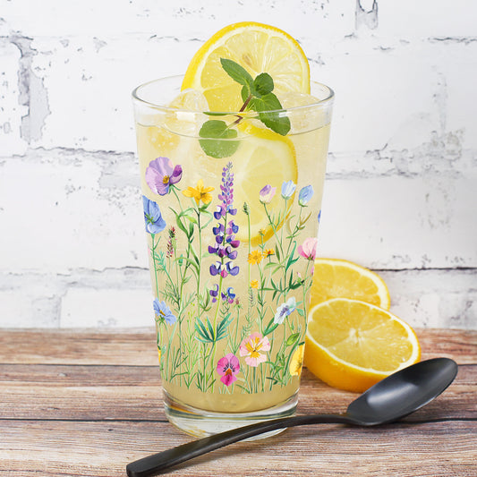 Rückseite des Trinkglases mit durchgehendem Blumenmotiv – Motiv sichtbar auch auf der Rückseite des Glases.