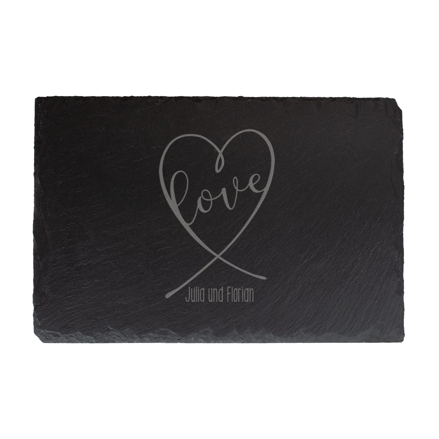 Schieferplatte mit Herzgravur „Love“ und personalisierten Namen, freigestellt auf weißem Hintergrund