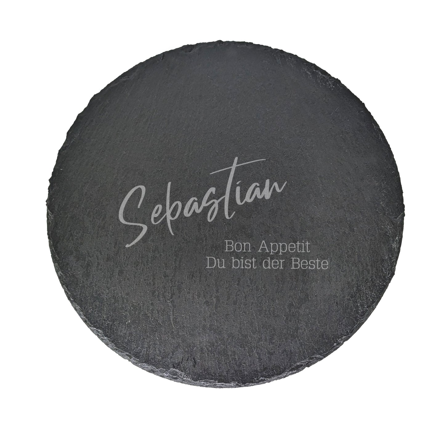 Freigestellte Schieferplatte mit Gravur, Name Sebastian und zweizeiligem Spruch darunter.