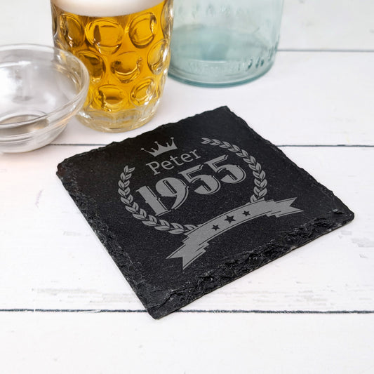 Personalisierter Schiefer-Untersetzer mit Name Peter und Jahr 1955 als Bier-Untersetzer auf Tisch