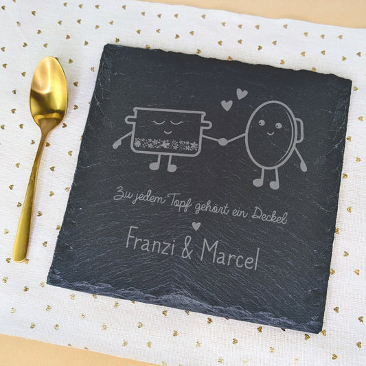 Detailansicht der Gravur mit dem Spruch „Zu jedem Topf gehört ein Deckel“