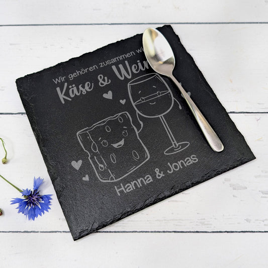 Nahaufnahme der niedlichen Figuren – ein Käse und ein Weinglas mit Gesichtern