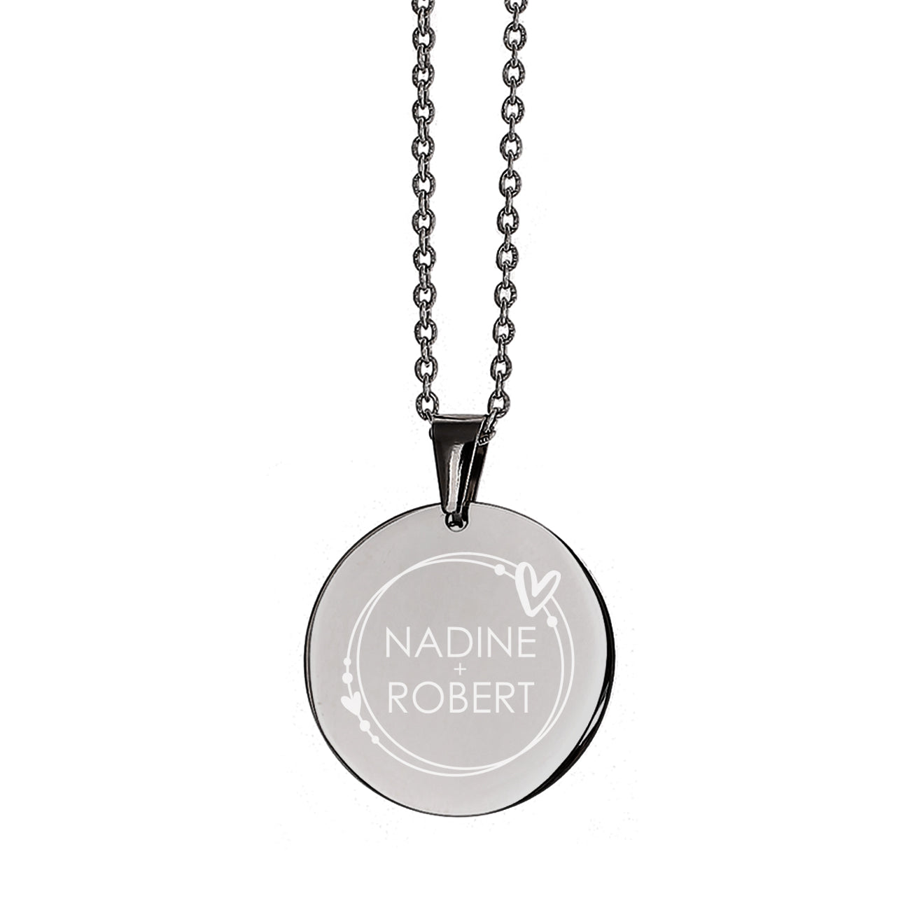 Gravierte Namenskette mit Herzen - in Silber freigestellt auf weißem Hintergrund