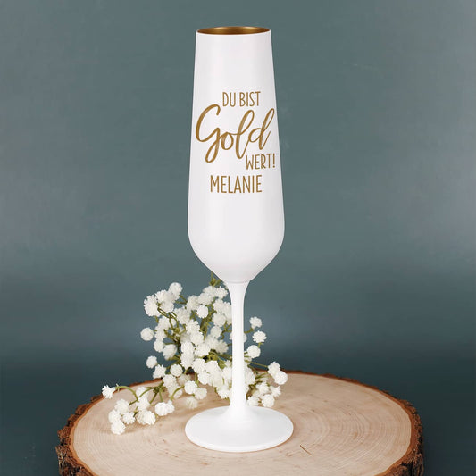 Edle Namensgravur auf weiß-goldenem Sektglas