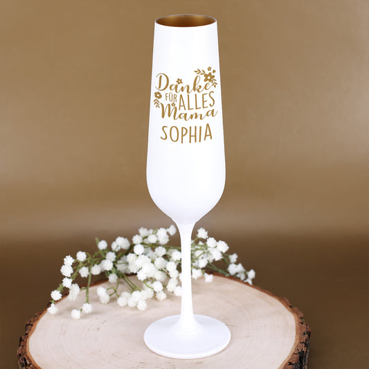 Personalisiertes Sektglas mit Gravur „Danke für alles Mama – Sophia“ auf Holzscheibe mit weißen Blüten