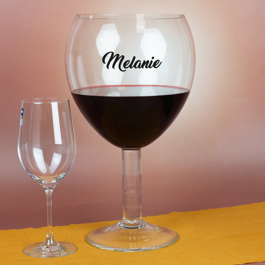 Riesiges 3-Liter Weinglas mit personalisierbarem Name-Aufdruck, gefüllt mit Rotwein, neben normalem Weinglas