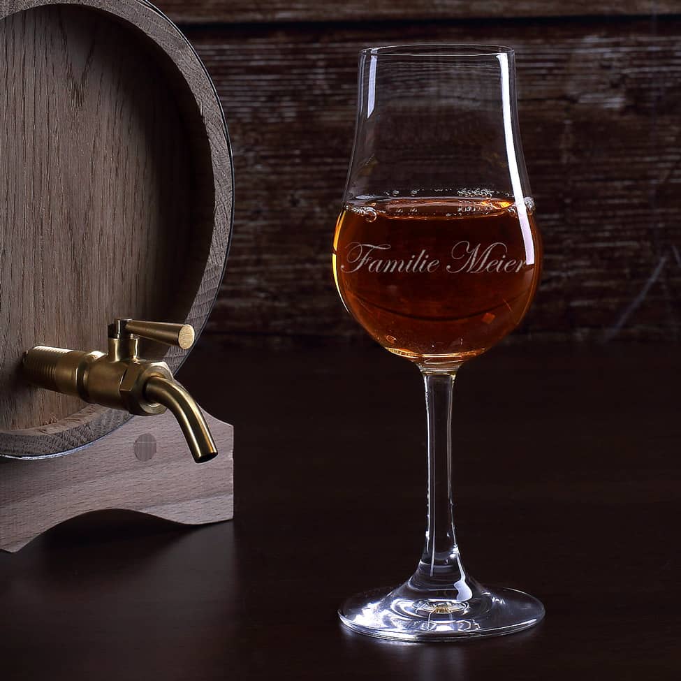 Edel graviertes Whiskyglas mit Stiel und Wunschnamen –