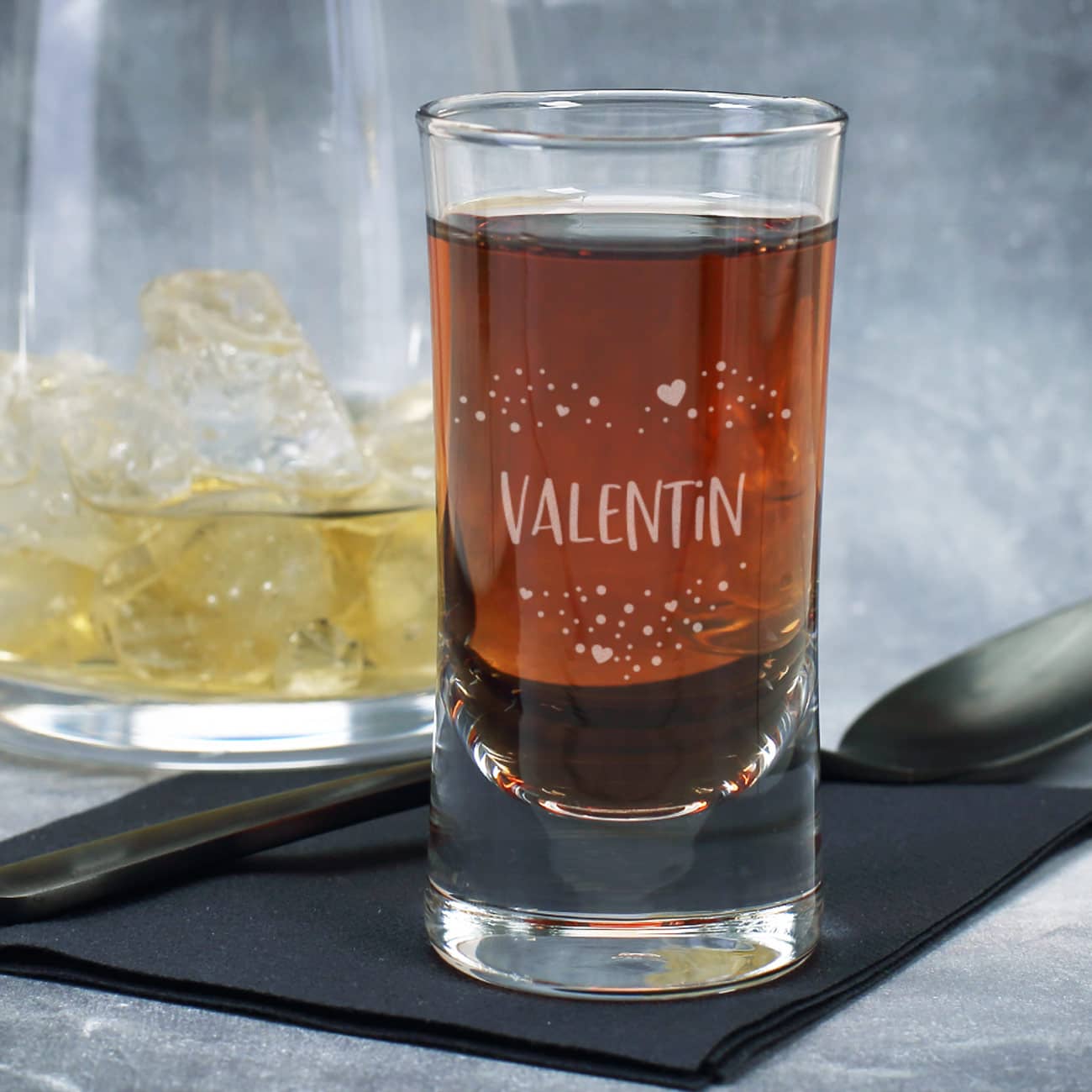 Romantisches Schnapsglas graviert mit Herzmotiv & Name als Geschenk zum Valentinstag für Männer & Frauen mit hochwertiger Lasergravur ohne Aufpreis –
