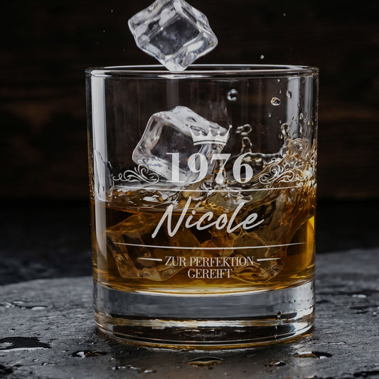 Personalisiertes Whiskyglas mit Gravur von 1976, Name Nicole und Krone, mit Eiswürfeln und Whiskysplash