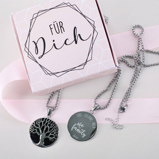 We are family - Halskette mit Lebensbaum und Namen in Geschenkbox