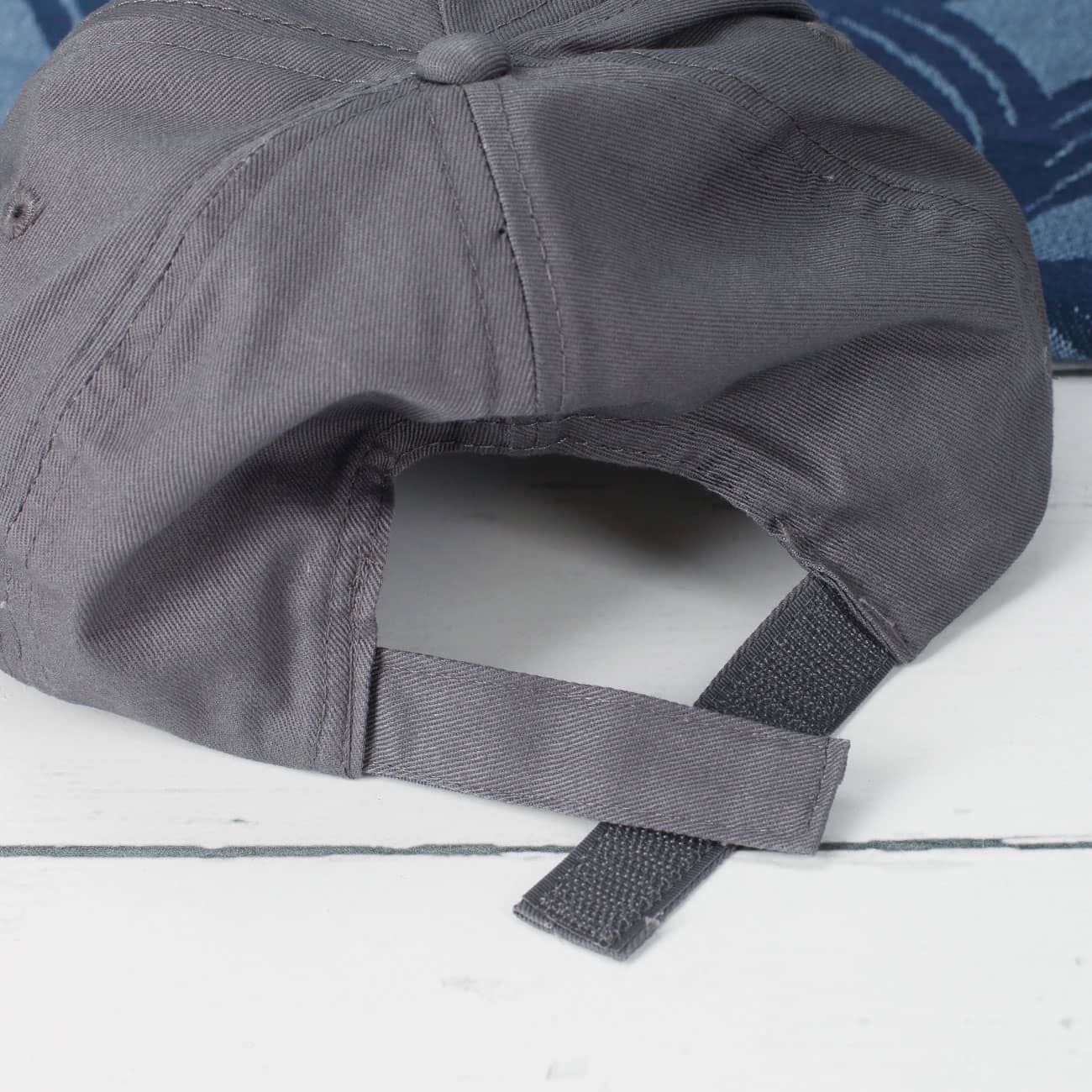 Graues Kinder-Basecap mit Initiale bestickt - 6 Farben zur Auswahl