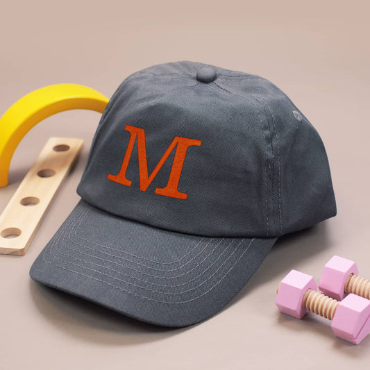 Graues Kinder-Basecap mit Initiale in orange