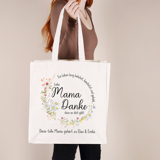 Personalisierter Baumwollbeutel mit „Liebe Mama, Danke“-Design und Wunschtext, von einer Frau getragen.