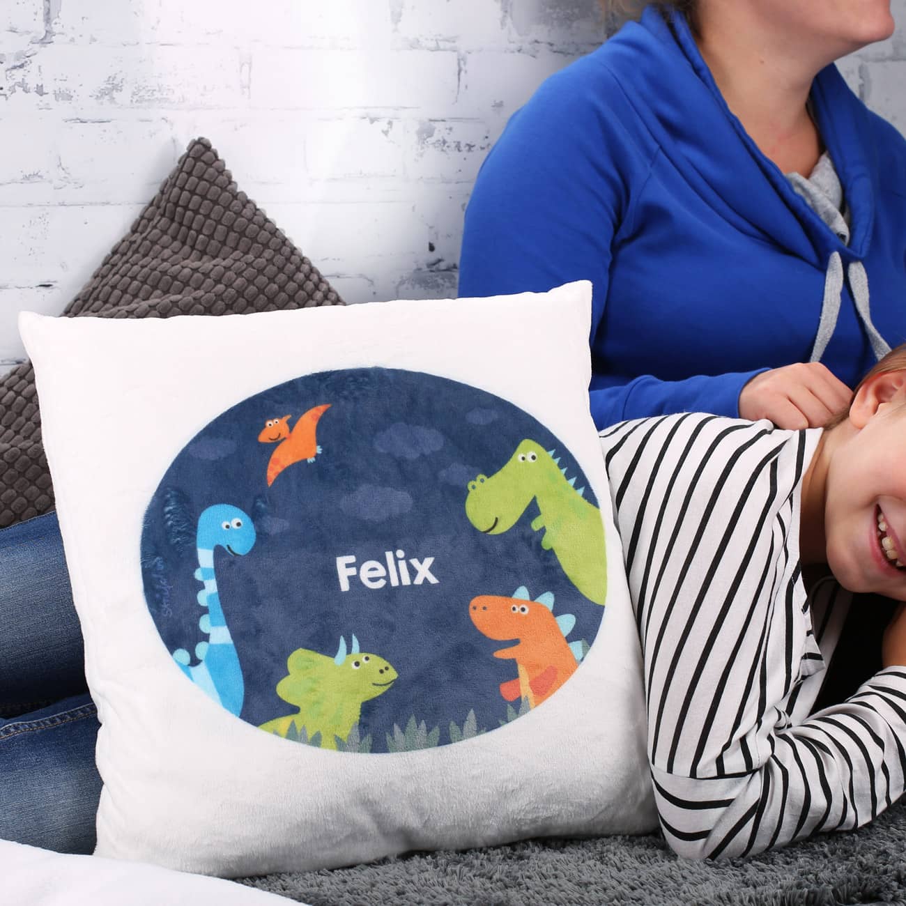 Super flauschiges Kissen mit Dino Aufdruck und Ihrem Wunschnamen –