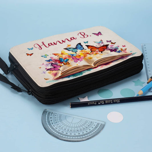 Federtasche mit Stiften gefüllt