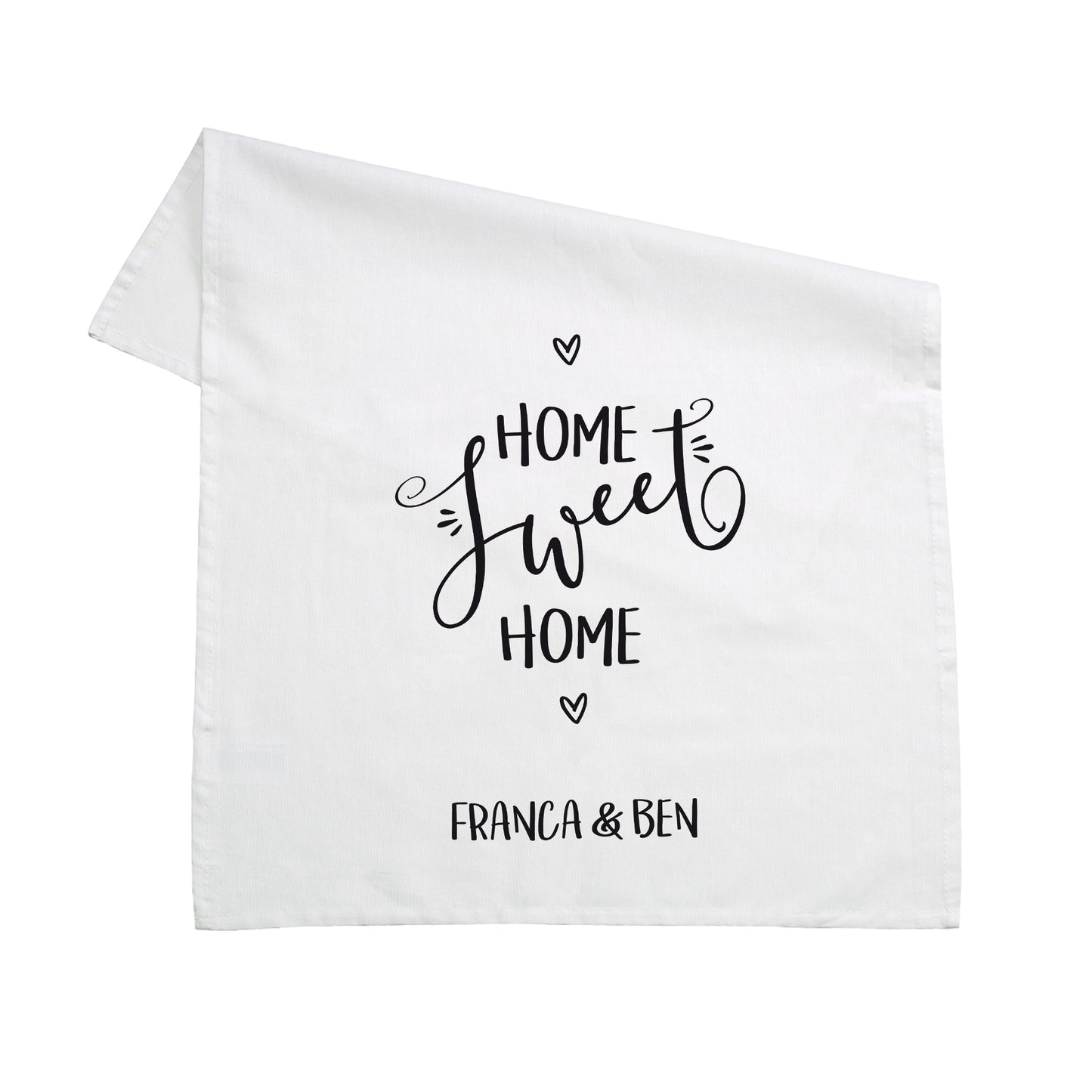 Weißes Geschirrtuch mit Motiv „Home sweet Home“ und Namen Franca & Ben auf weißem Hintergrund