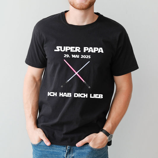Schwarzes Herren-T-Shirt mit Lichtschwertern, Spruch „Super Papa“ und Wunschtext zum Vatertag