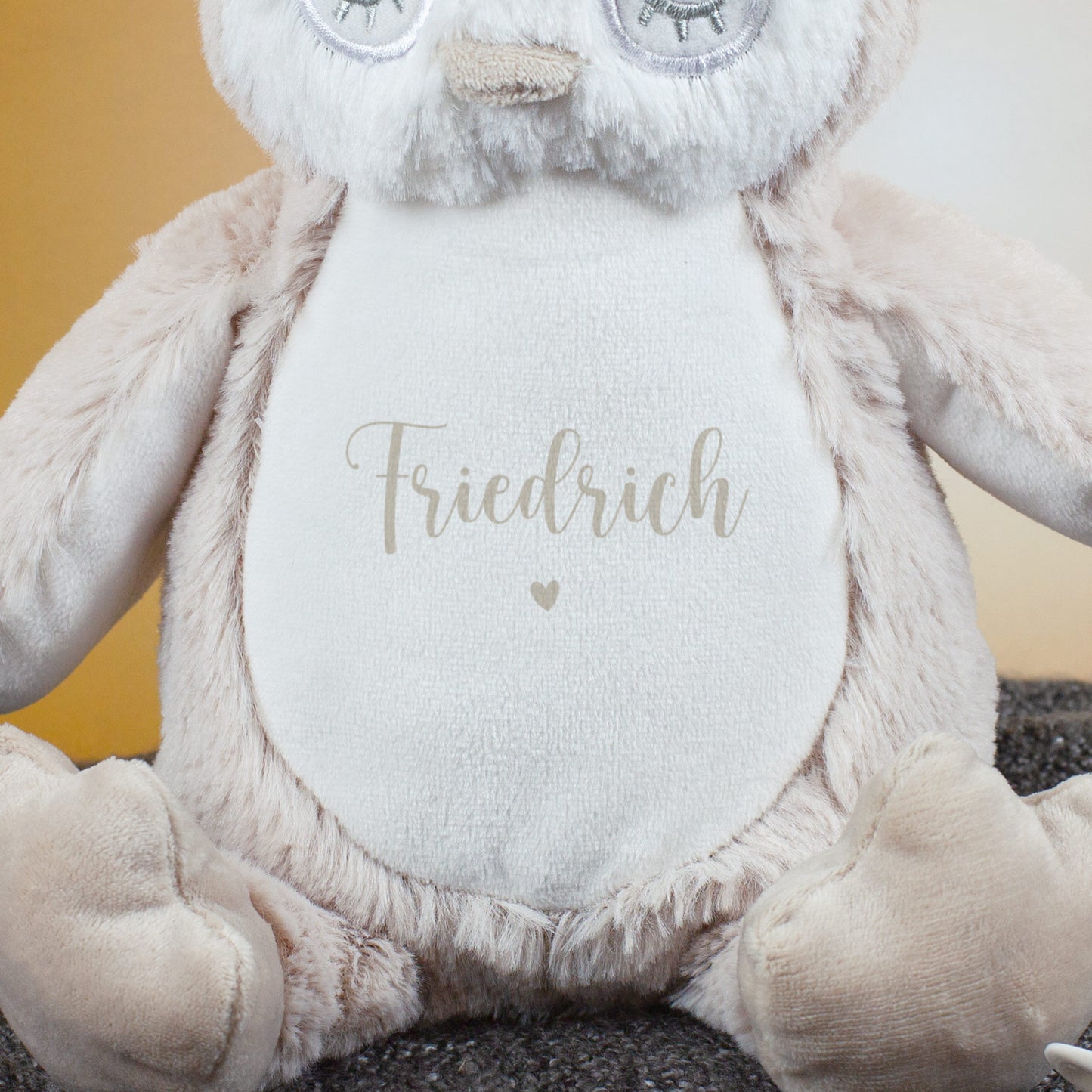 Vorderansicht des Eulenbauchs mit grauer Personalisierung „Friedrich“ über einem kleinen Herzmotiv.