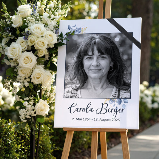 Trauerleinwand mit Foto, Name und Lebensdaten – aufgestellt auf Staffelei bei Gedenkfeier