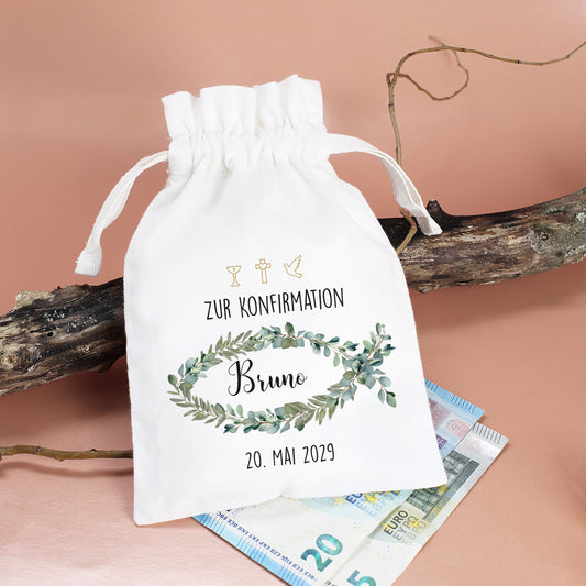 Stoffsäckchen zur Konfirmation mit Eukalyptusmotiv, Name Bruno, auf Holzdeko mit Geldschein