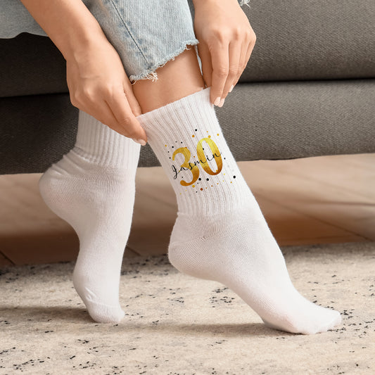 Frau trägt personalisierte Geburtstagssocken mit goldener 30 und Name Jasmin auf hellem Teppich