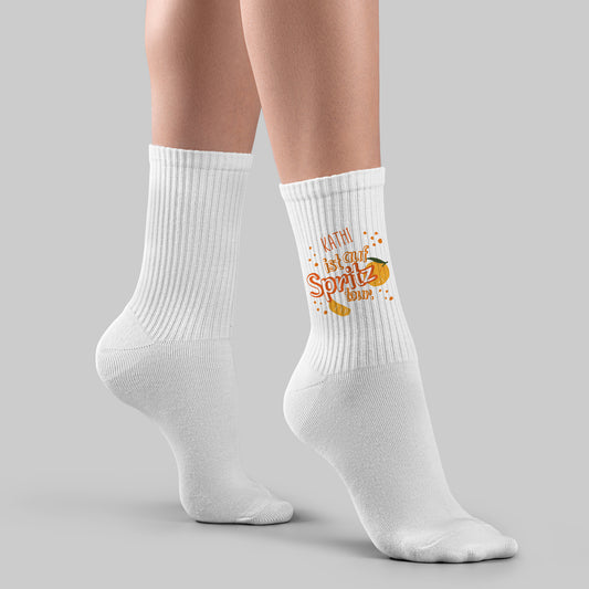 Personalisierte Spritz-Tour-Socken mit orangem Drink-Design, getragen beim Stehen mit Sneakern.