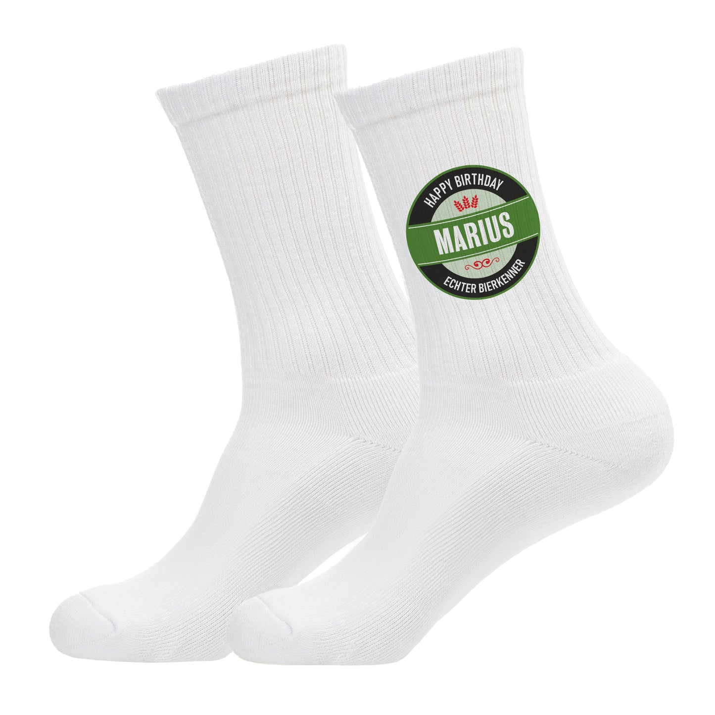 Freigestellte Aufnahme eines Sockenpaares mit personalisiertem Bierlogo und Name „Marius“ – Studioaufnahme vor weißem Hintergrund.