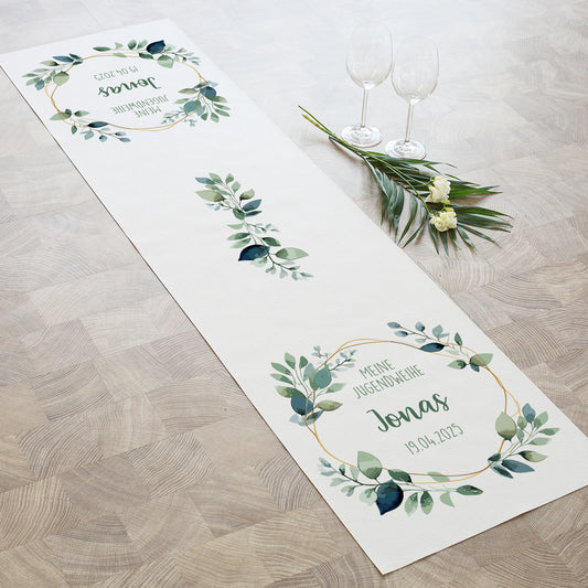 Tischläufer zur Jugendweihe auf Holzfußboden, dekoriert mit Eukalyptuszweigen und Sektgläsern