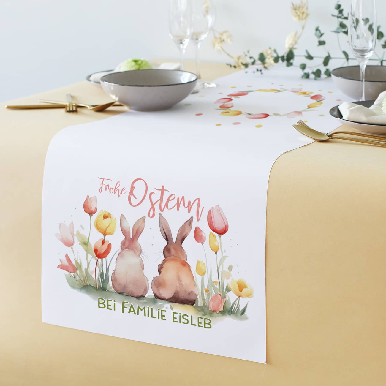 Tischläufer Frohe Ostern mit Osterhasen im Blumenbeet als Motiv mit Text personalisiert & in zwei Größen verfügbar als Osterdekoration für den Tisch –