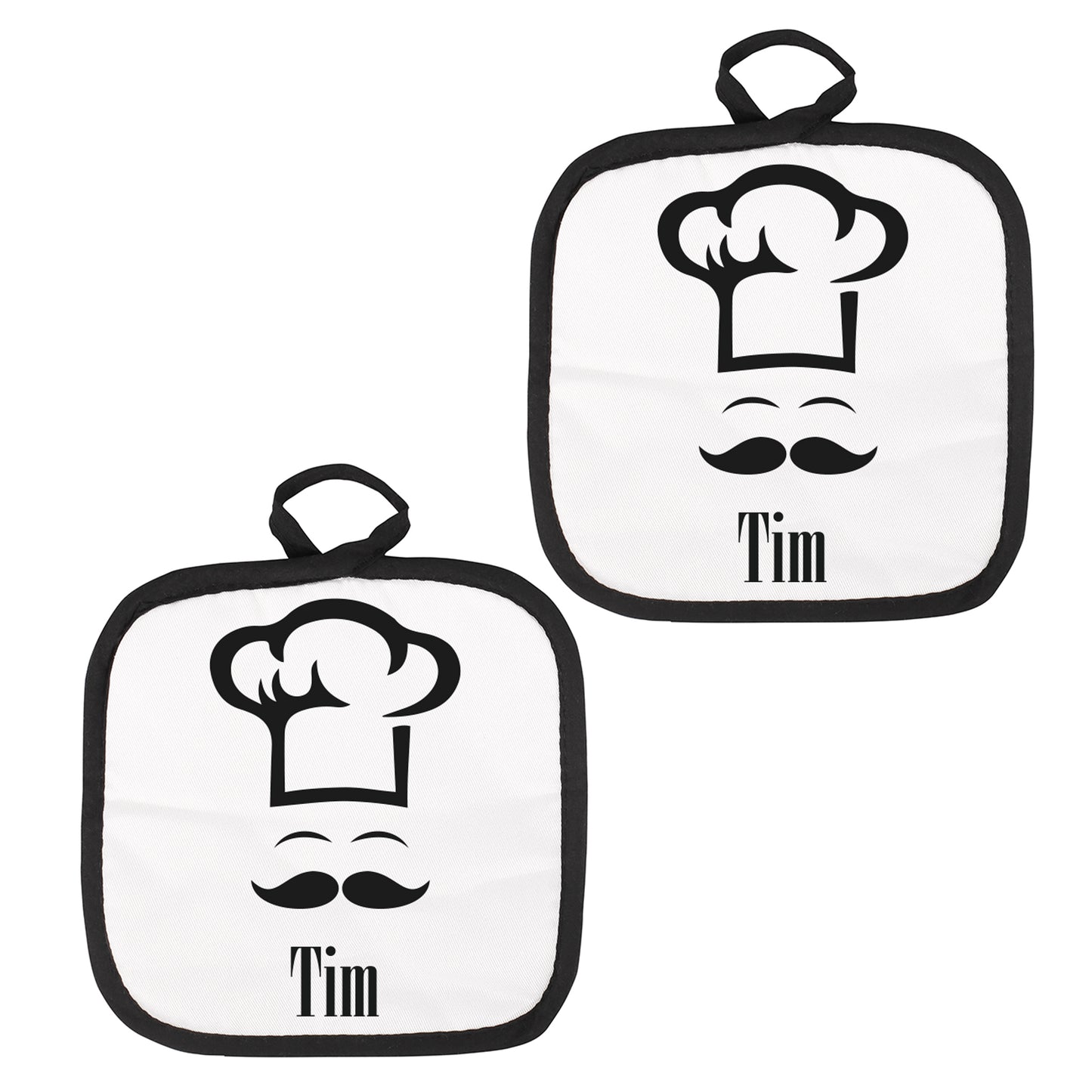 Personalisiertes Topflappen-Set mit Kochmützen- und Schnurrbart-Motiv und Name „Tim“ freigestellt