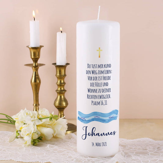 Taufkerze mit Segelschiff, Name, Datum und Taufspruch