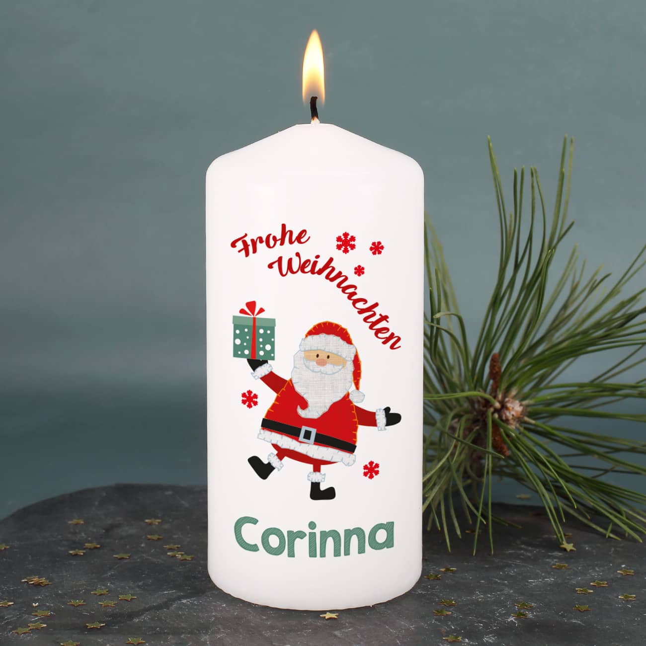 weiße Stumpenkerze zu Weihnachten mit Weihnachtsmann und Wunschname –