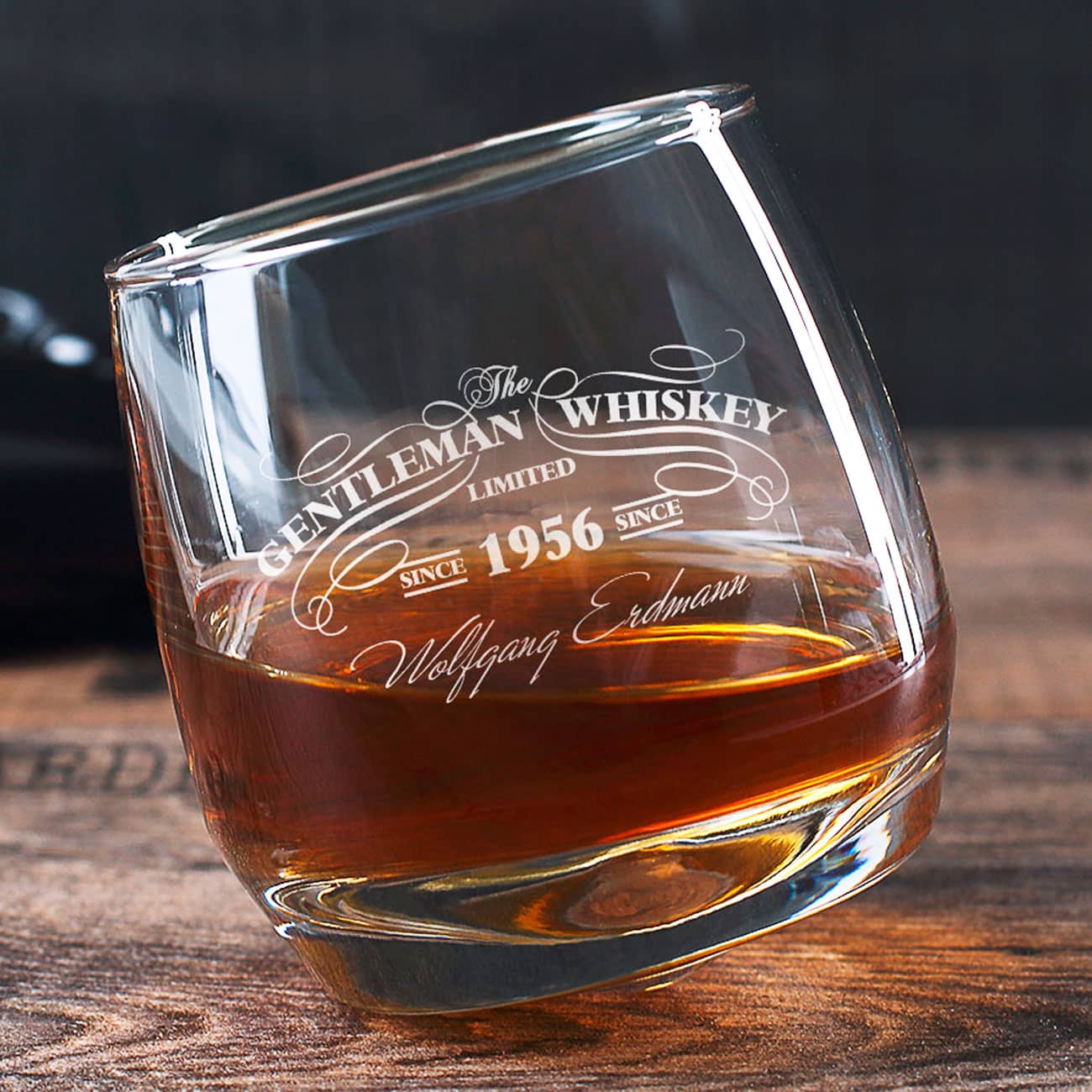 Schräg stehendes Rocking Whiskyglas mit Gravur Gentleman Whisky, dass Geschenk für den Mann mit Stil –