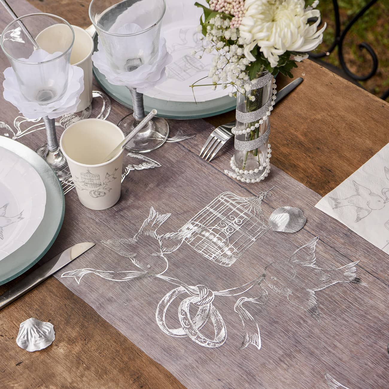 Tischläufer zur Hochzeit mit Taubenmotiv in Weiß –