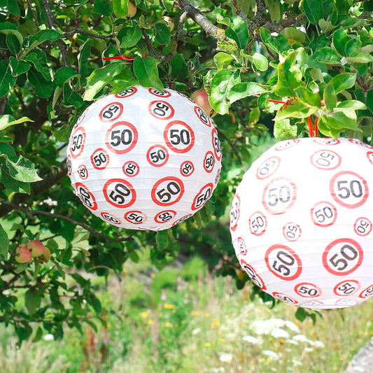 Dekolaternen mit 50er Verkehrszeichen