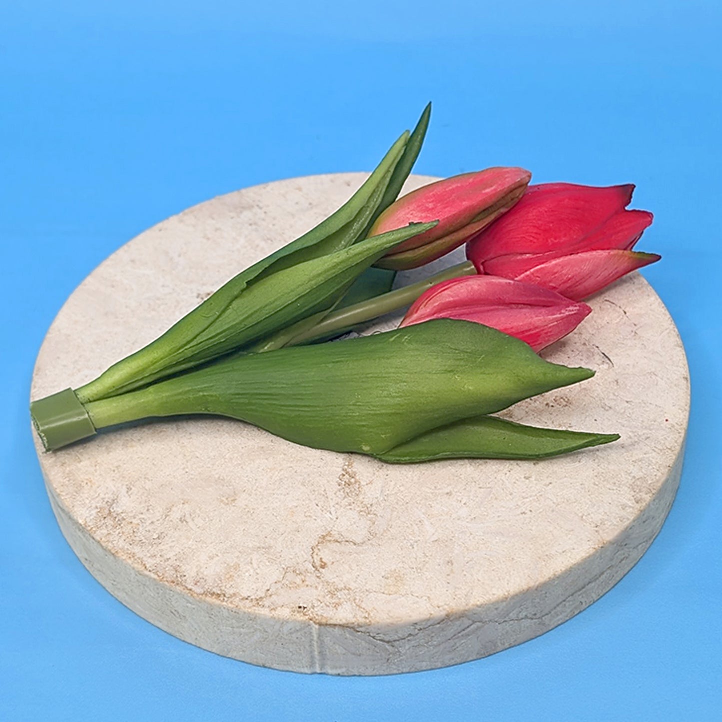 Tulpenstrauß zusammengebunden auf Steinplatte