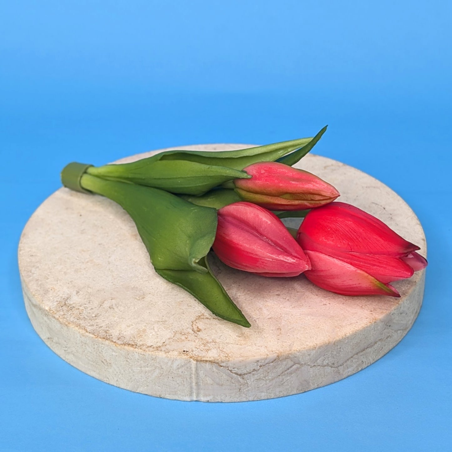 Seitenansicht des Tulpenstrauß zusammengebunden auf Steinplatte