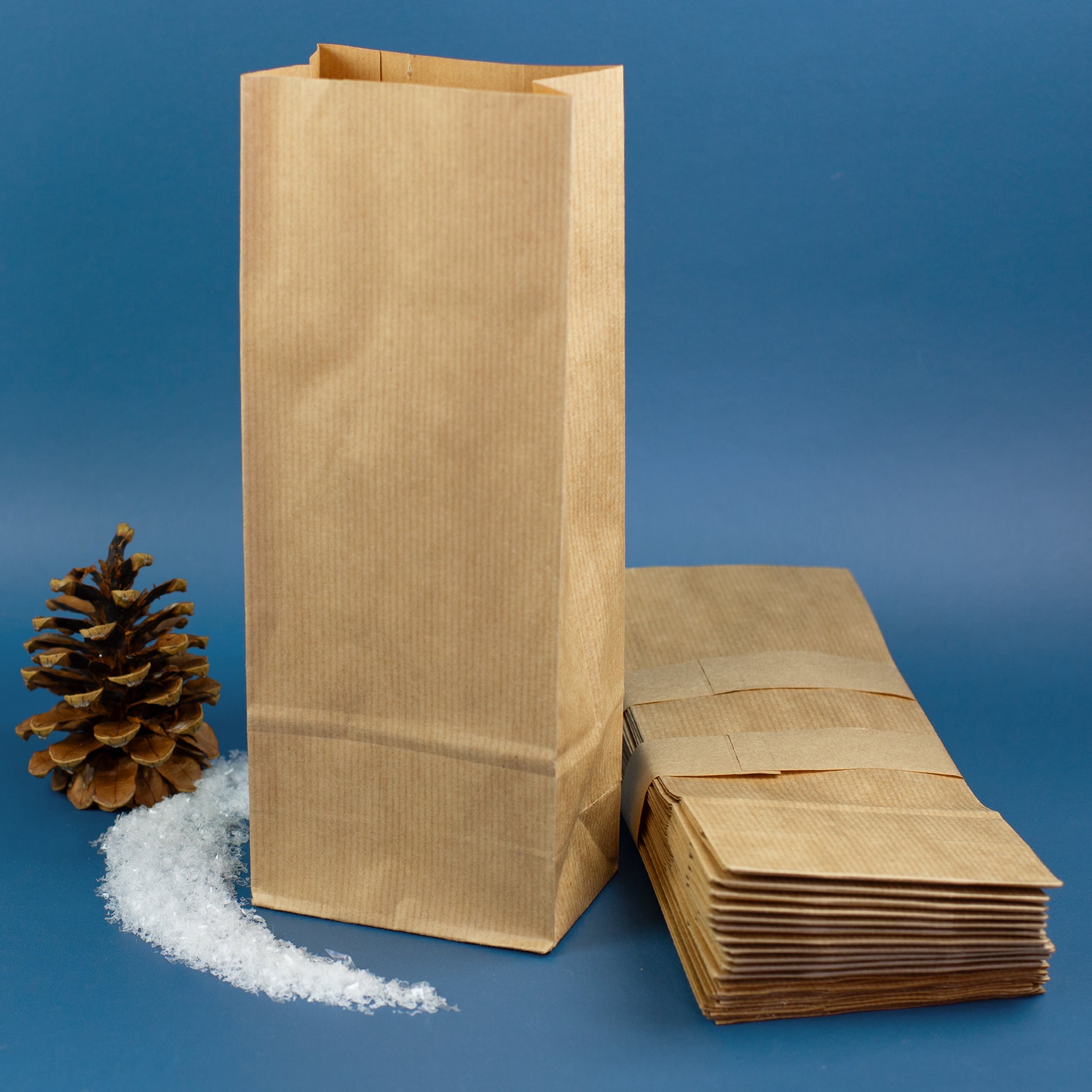 Geöffneter Papier-Blockbodenbeutel, gefaltet und bereit zum Befüllen