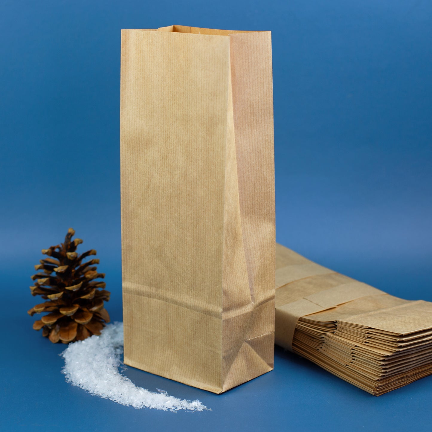 24er Set Blockbodenbeutel aus Papier, gestapelt und einzeln stehend