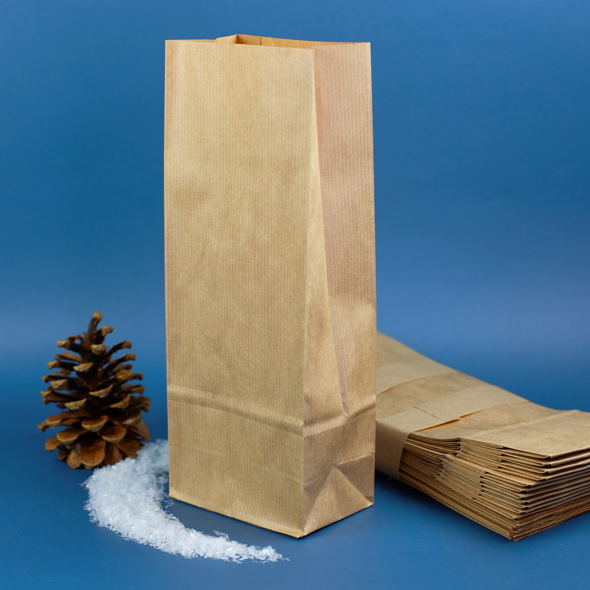 24er Set Blockbodenbeutel aus Papier, gestapelt und einzeln stehend