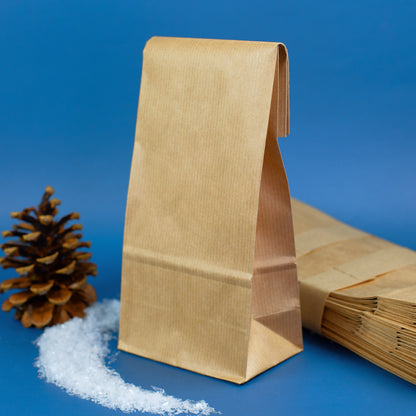 Stapel brauner Blockbodenbeutel aus Papier, aufgestellt für DIY-Adventskalender