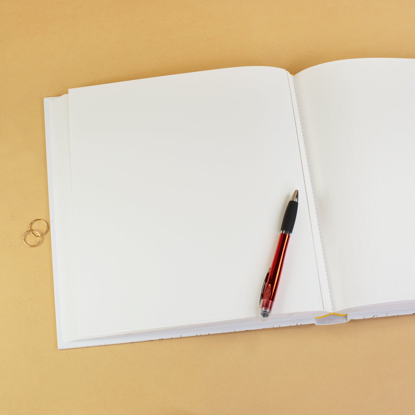 Innenansicht des Hochzeitsalbums mit weißem Fotopapier und Pergamin-Trennblättern